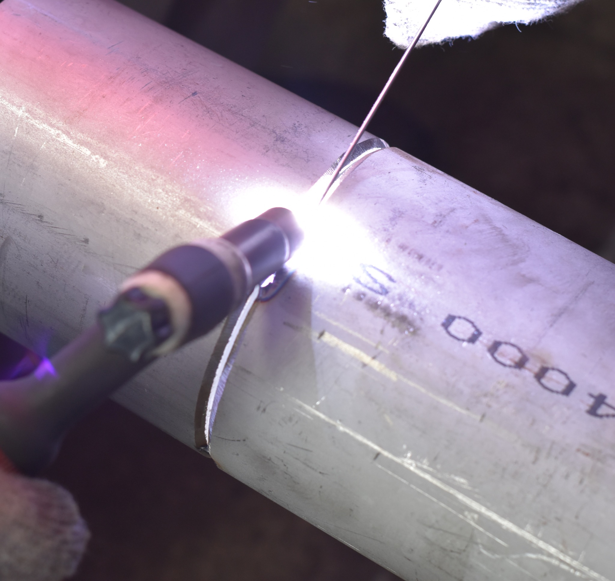 高精度の溶接作業風景